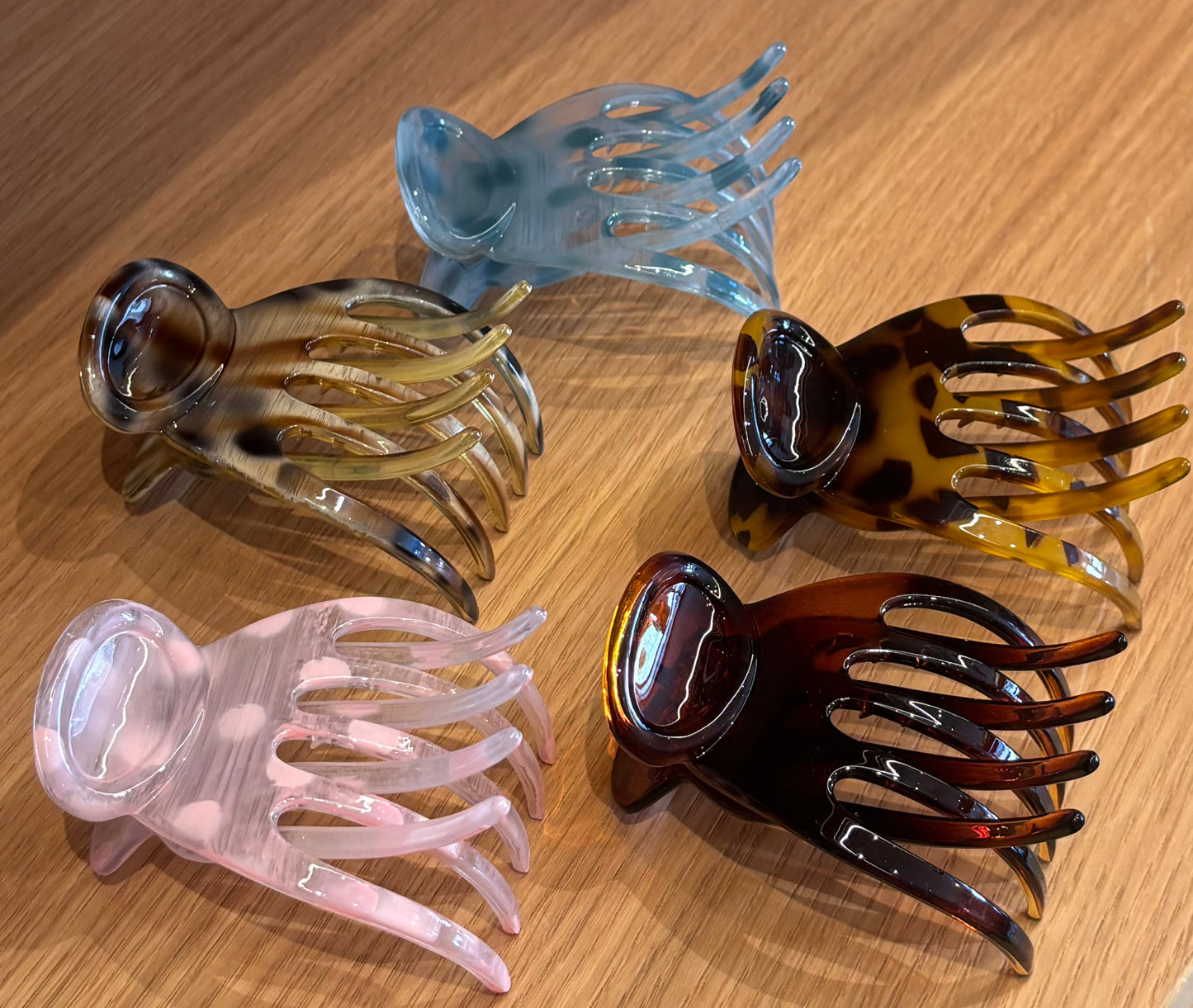 The French Atelier CLASSIC YOGA HAIR CLIP