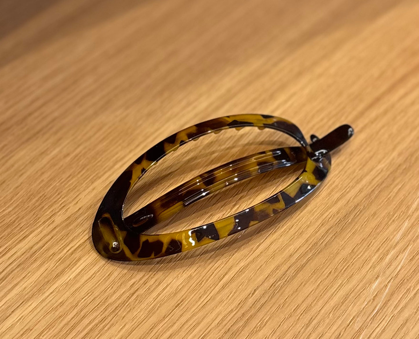 The French Atelier LARGE OVAL NON-METAL HAIR CLIP