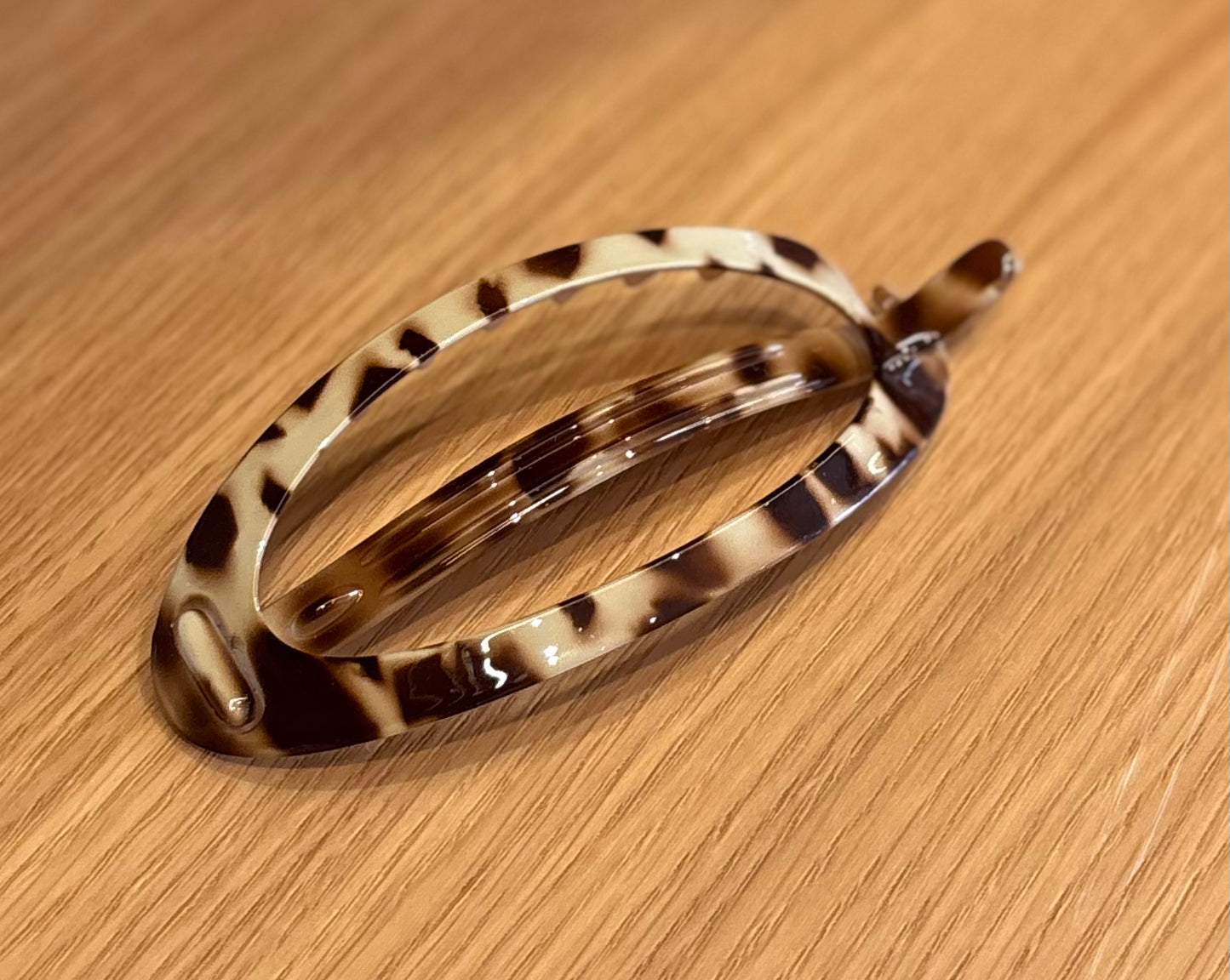 The French Atelier LARGE OVAL NON-METAL HAIR CLIP