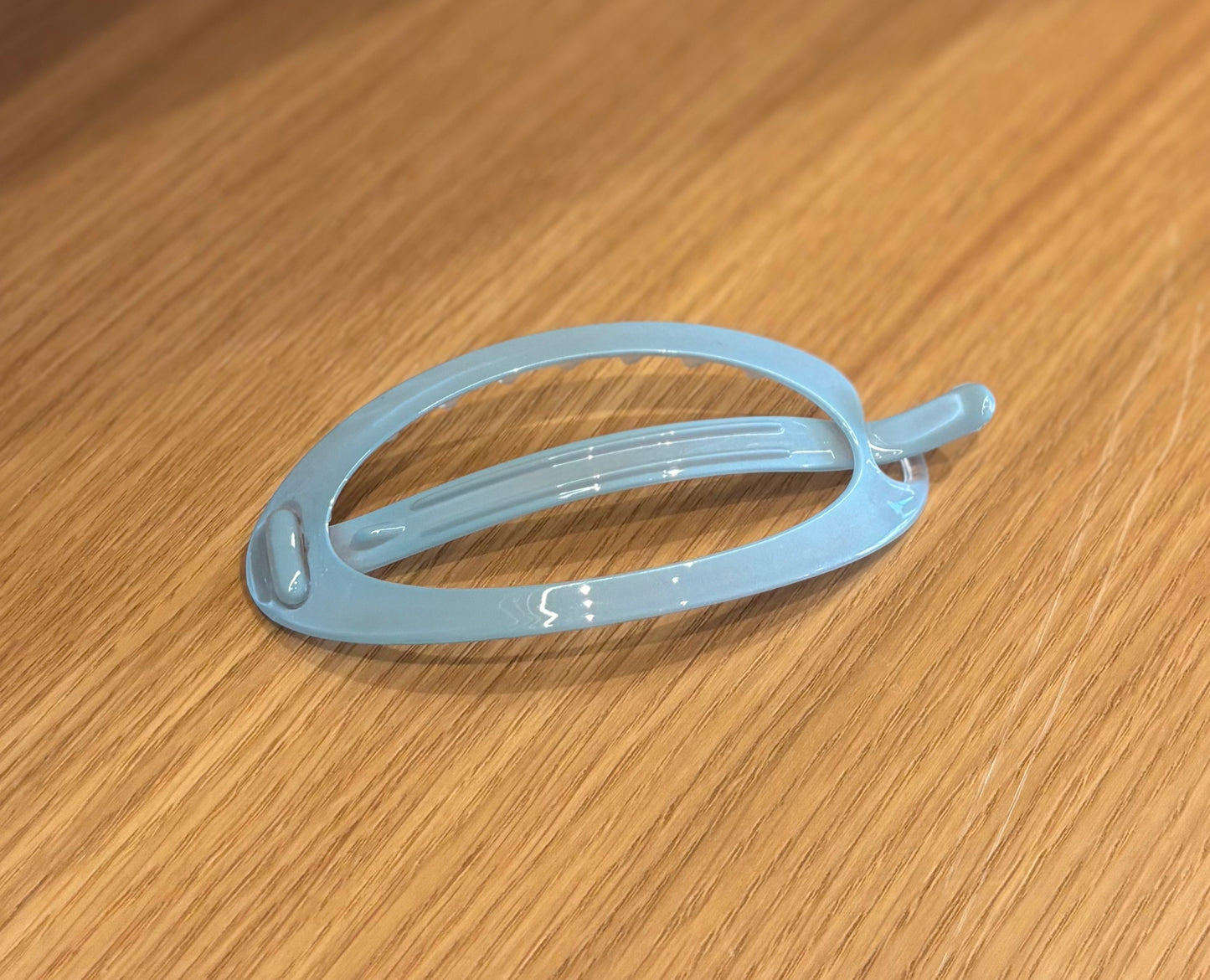 The French Atelier LARGE OVAL NON-METAL HAIR CLIP