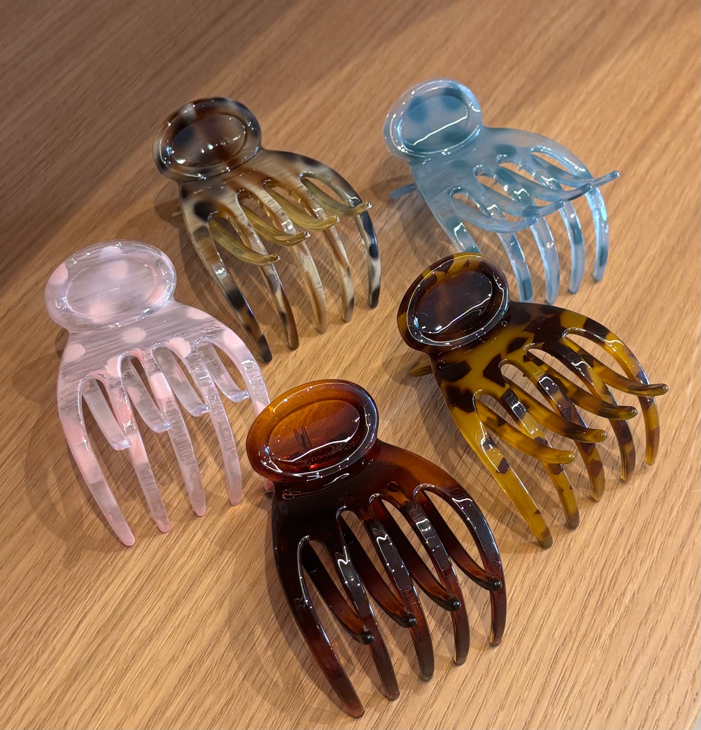 The French Atelier CLASSIC YOGA HAIR CLIP