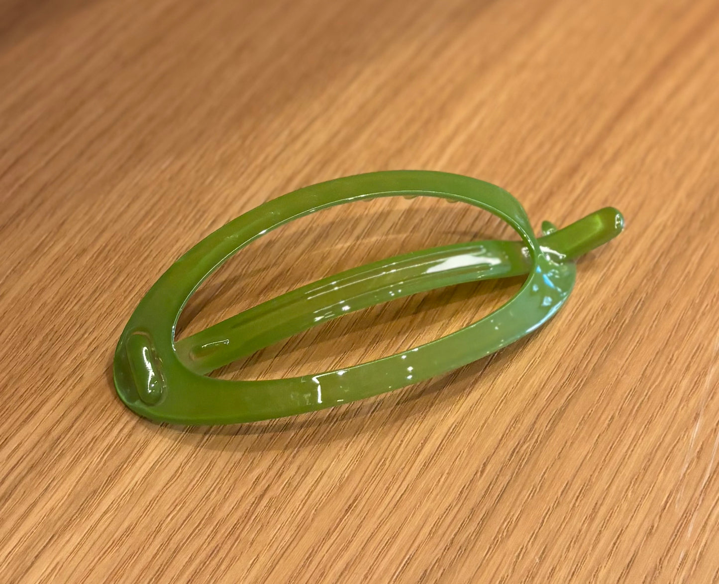 The French Atelier LARGE OVAL NON-METAL HAIR CLIP