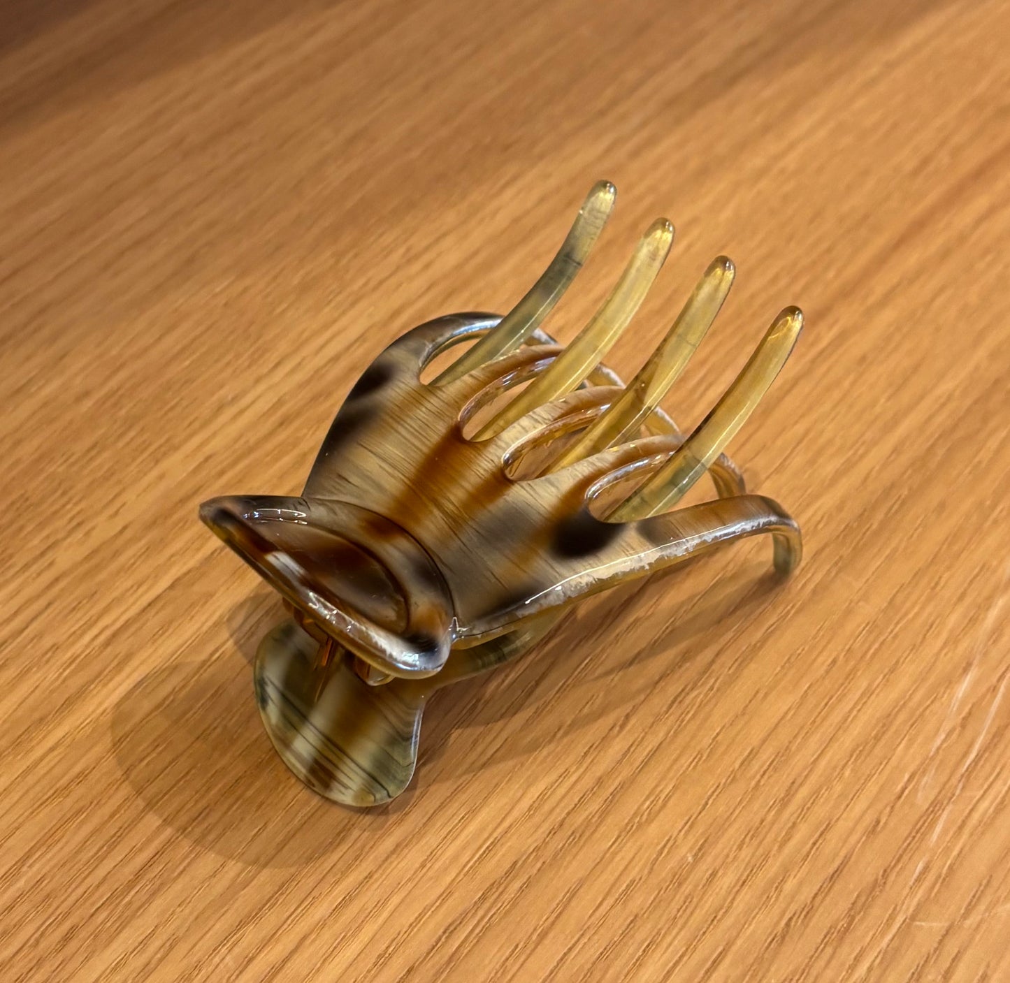 The French Atelier CLASSIC YOGA HAIR CLIP