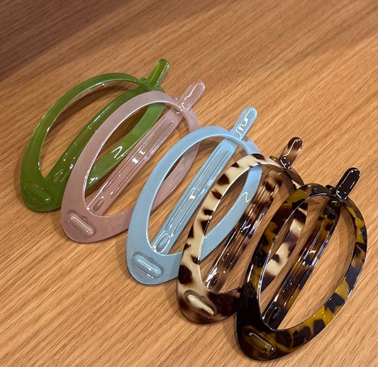 The French Atelier LARGE OVAL NON-METAL HAIR CLIP